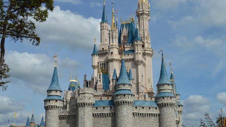 Pengunjung Disney World Terjebak pada Roller Coaster 30 Menit, Petualangan Tambah Menegangkan