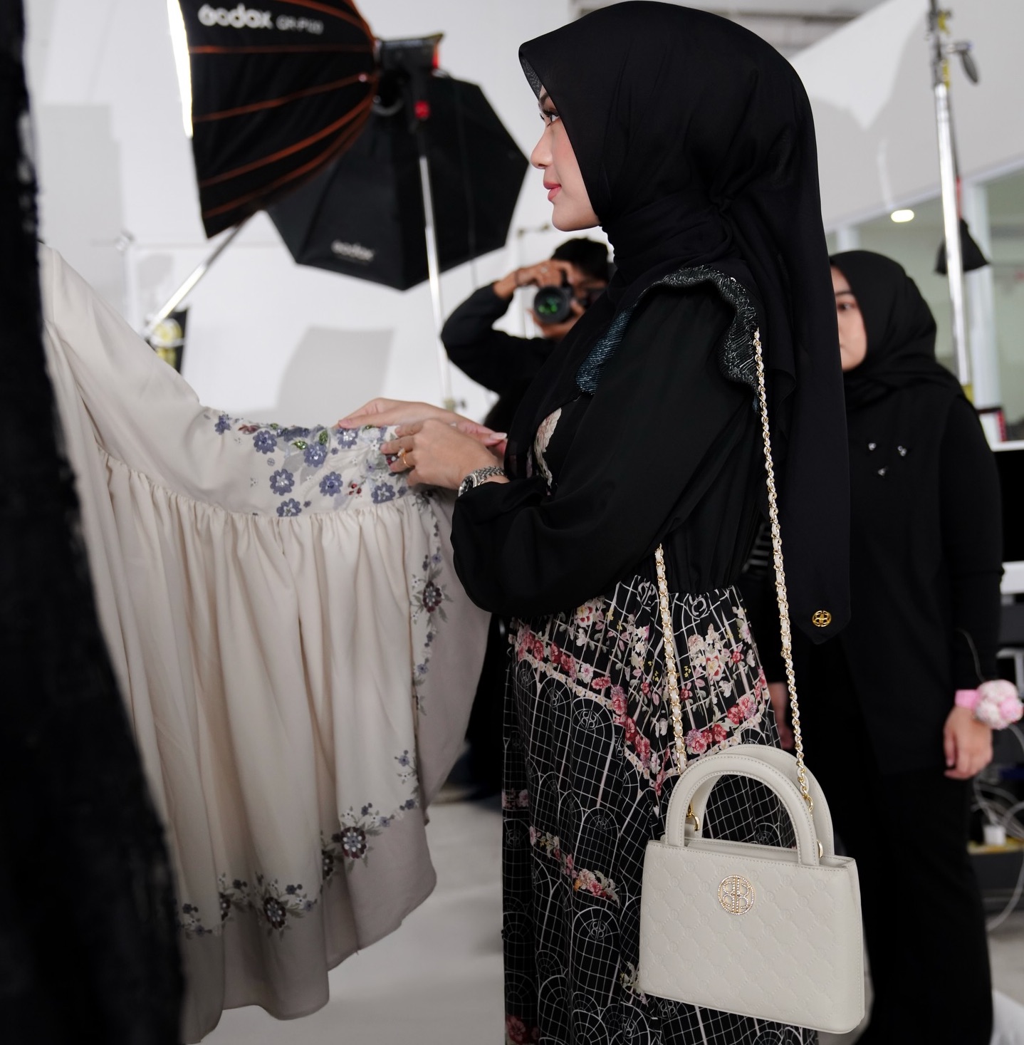 Tas Sling Bag Wanita untuk Daily Outfit, Simpel tapi Tetap Fashionable!